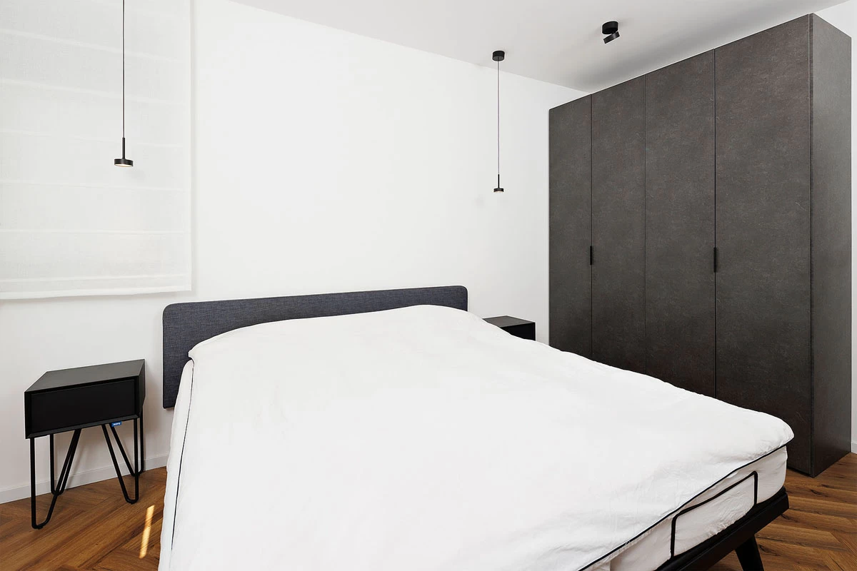 צילום מיטה עם ארונות