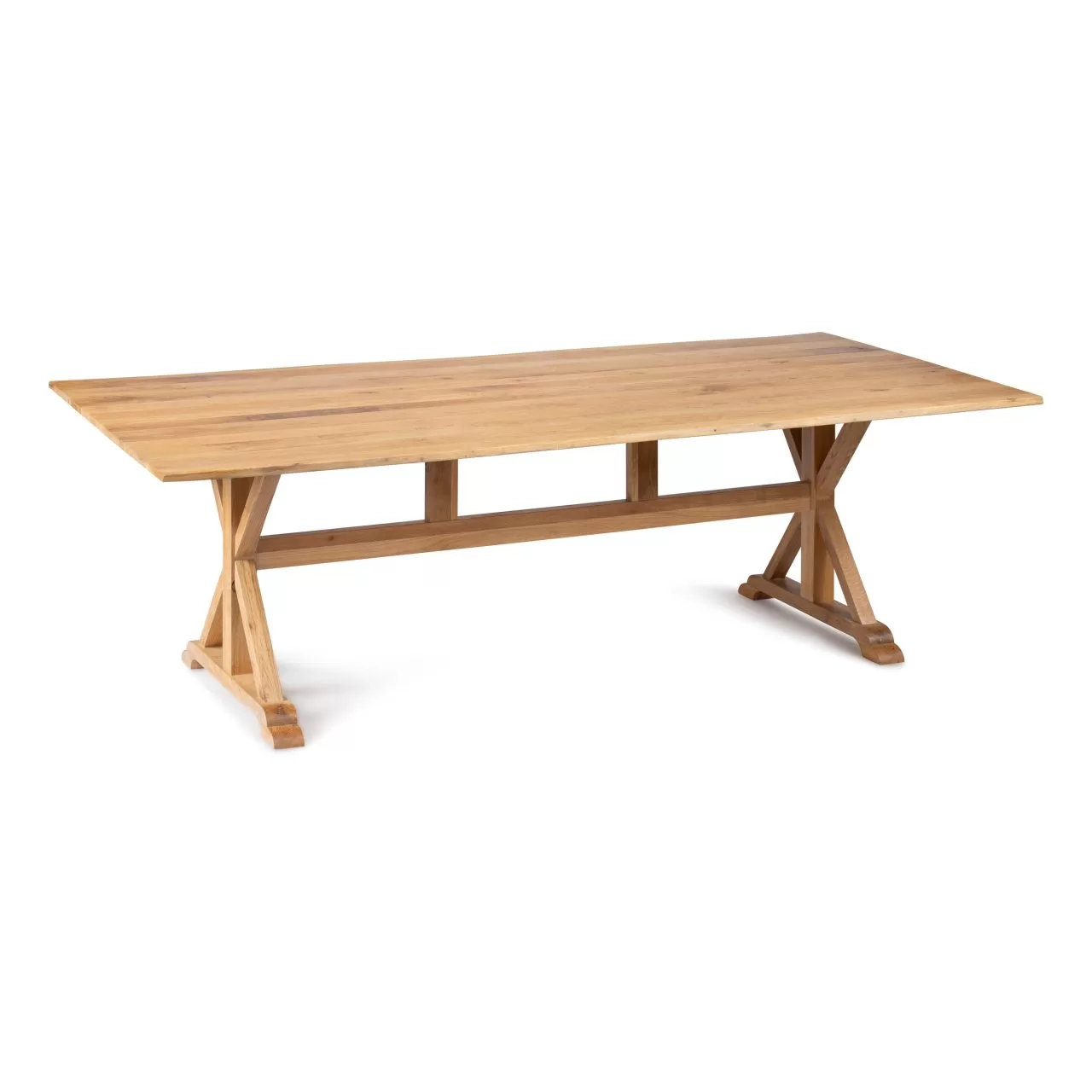 צילום שולחן מעץ בהיר בזווית חזיתית על רקע לבן