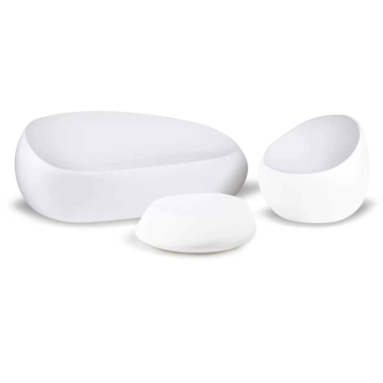 צילום כיסאות נוח מפלסטיק לבן על רקע לבן עם צל