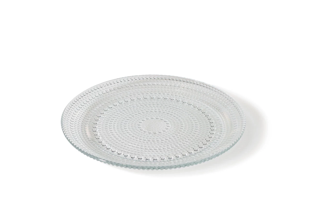 צילום צלחת זכוכית מעוצבת עם טקסטורה עדינה של נקודות, צילום סטודיו מקצועי המבליט את השקיפות והאלגנטיות של הצלחת.