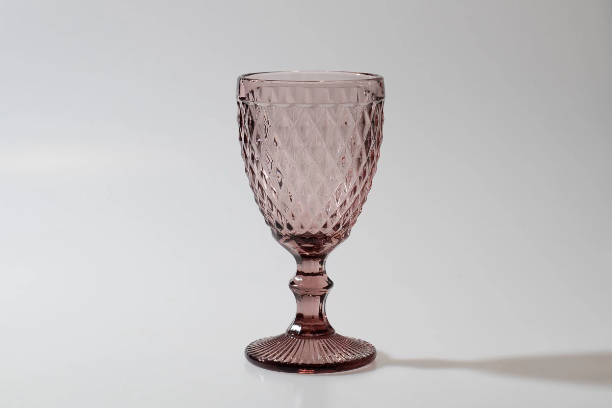 צילום מוצר זכוכית(כוס) על רקע לבן אפור