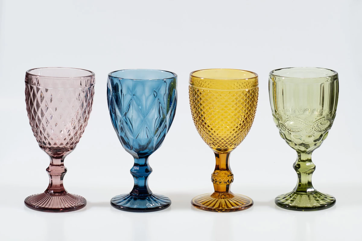 צילום קומפוזיציה של כוסות על רקע חלק המיועד לאתרי אינטרנט ותארי מסחר