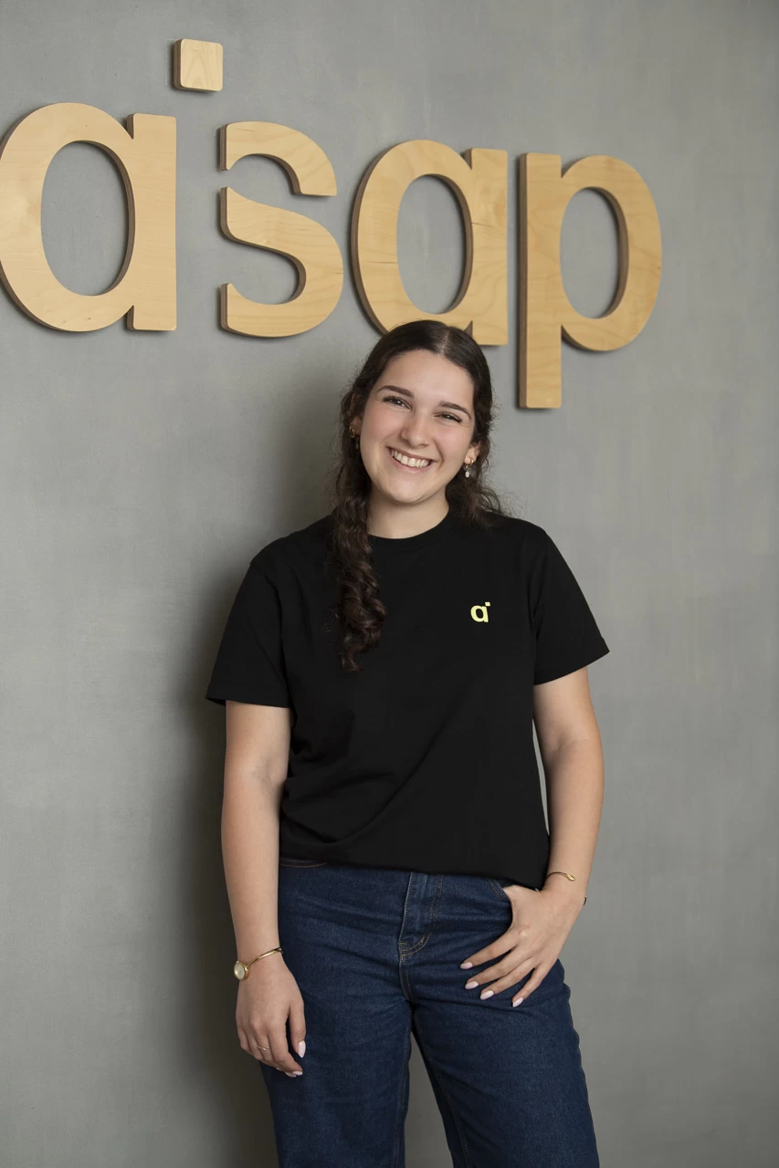 צילום עובדת על רקע לוגו החברה