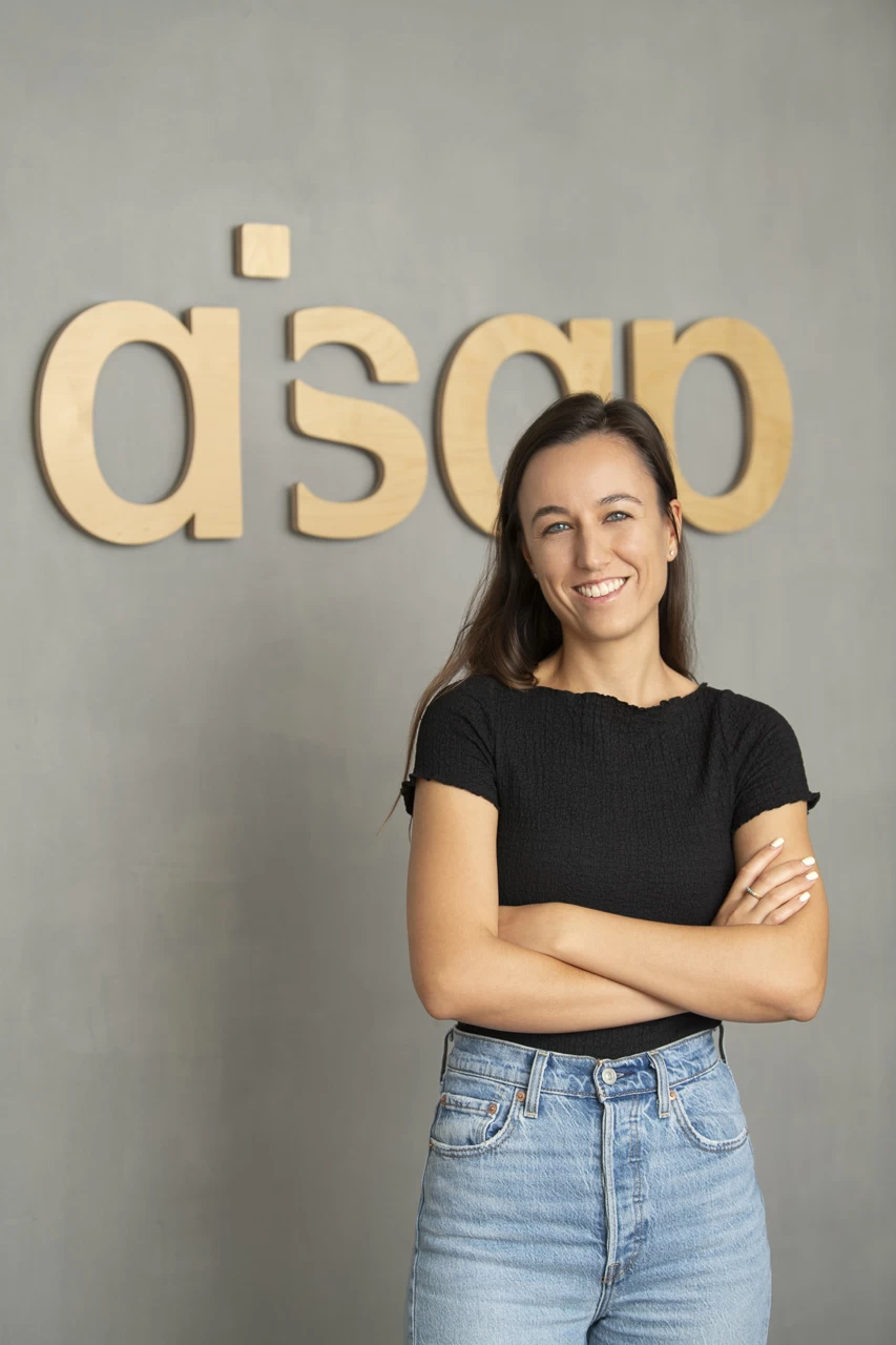 צילום פורטרט עסקי בחברה על רקע הלוגו