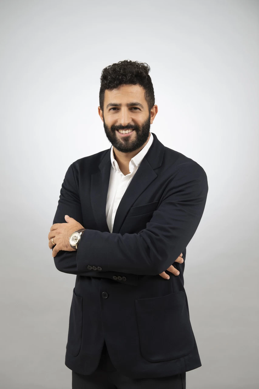 צילומי תדמית על רקע אפור בחברה