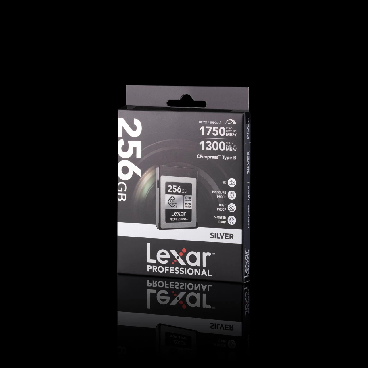 צילום בסטודיו של אריזת כרטיס זיכרון Lexar על רקע שחור נקי ומקצועי